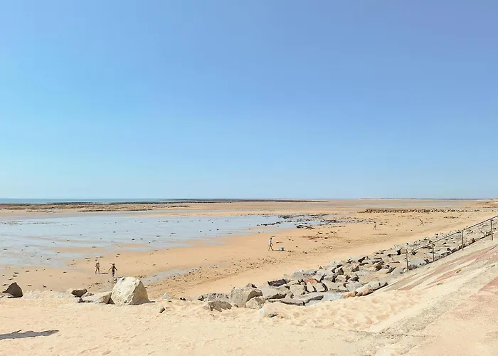 1 Bedroom Cozy In アパート Pirou